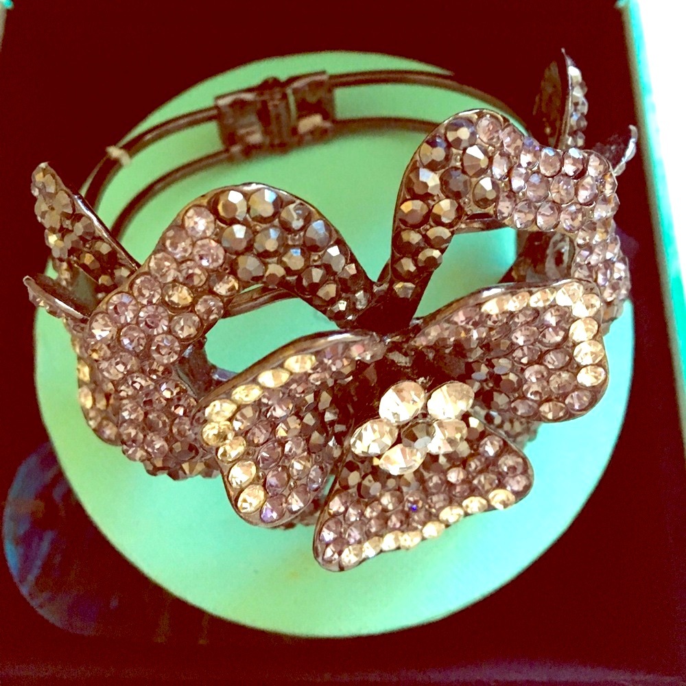 Luxury crystal cuff bracelet. - Picture 5 of 12